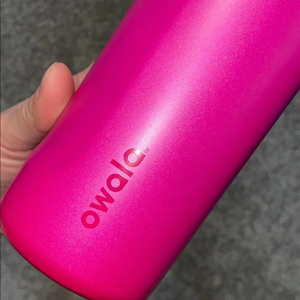 24oz FreeSip Owala Viral Pink ‘Read My Lips’ - Picture 2 of 5